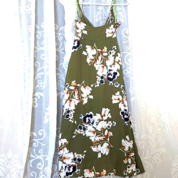 LA VIE BOHEME Woman's size 8 Sage & Floral Halter Sundress - Picture 2 of 9